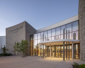 Entrée vitrée du complexe Horizon Resort Massane à Baillargues, architecture contemporaine avec piliers verticaux